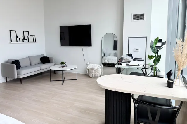 $2,445 | 311 West Illinois Street, Unit 1911, Chicago, IL 60654