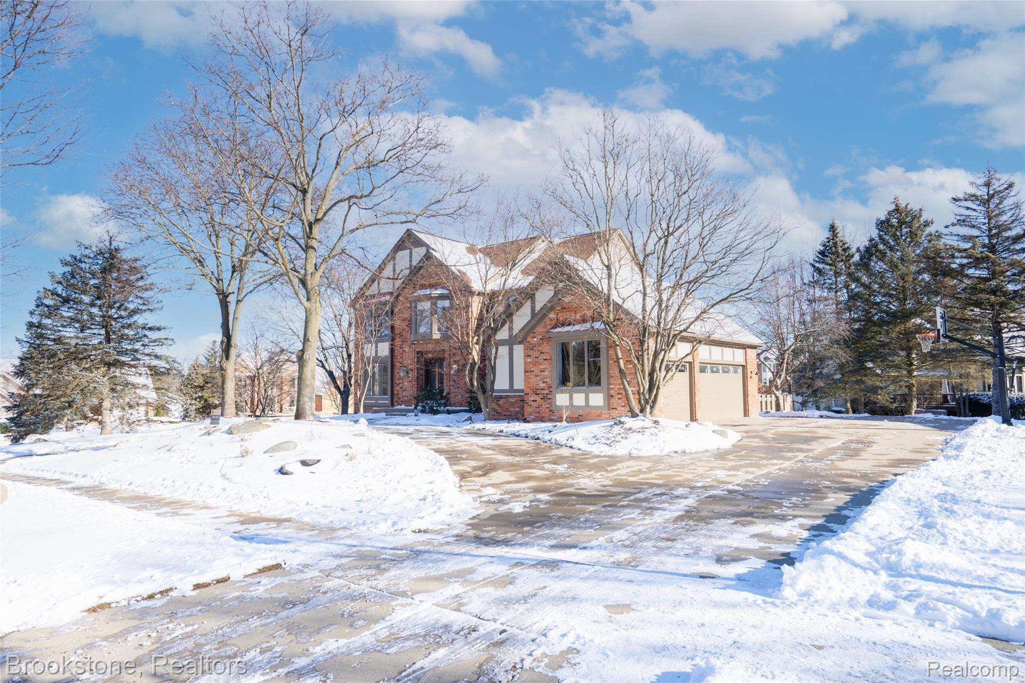 1039 Stony Pointe Boulevard Rochester, MI 48307 - Photo 4 of 61 1039 Stony Pointe Blvd Rochester EXTERIOR.jpg