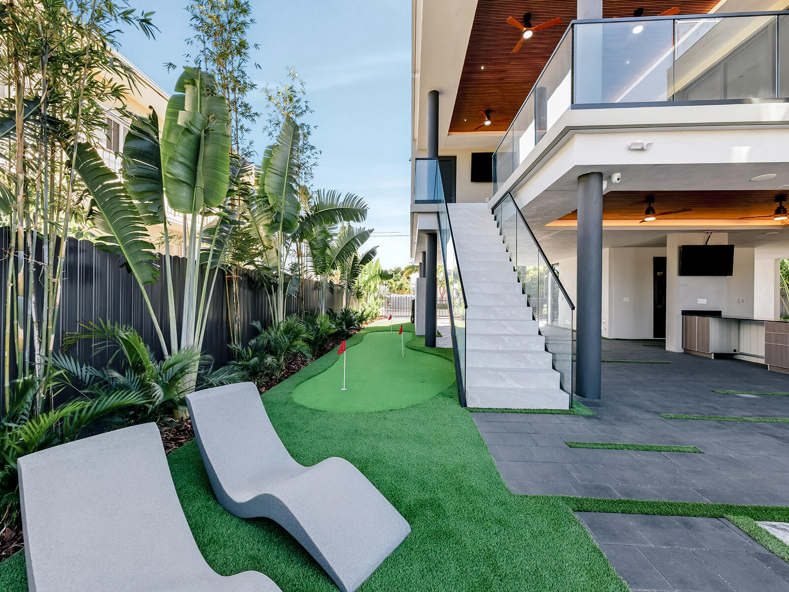 16 South Exuma Road Key Largo, FL 33037 - Photo 20 of 23 Lounge & Putting Green