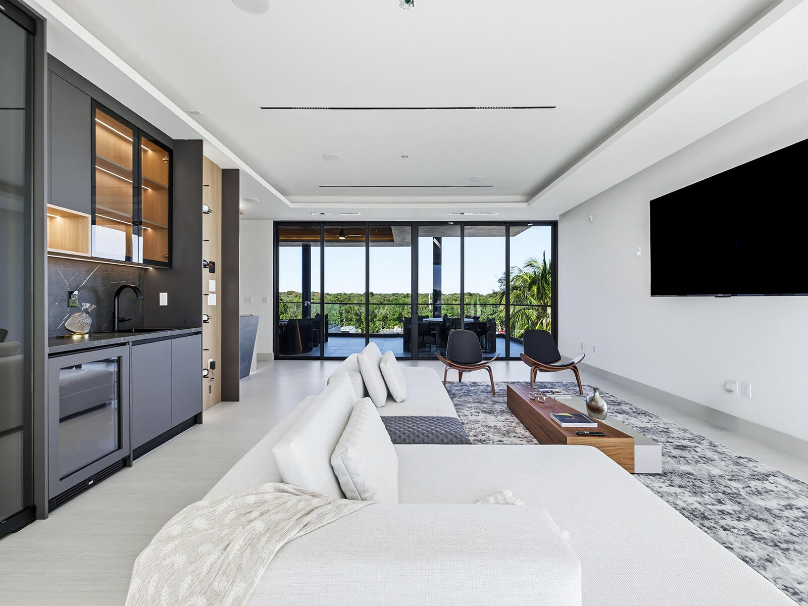 16 South Exuma Road Key Largo, FL 33037 - Photo 9 of 23 Living Space & Wet Bar