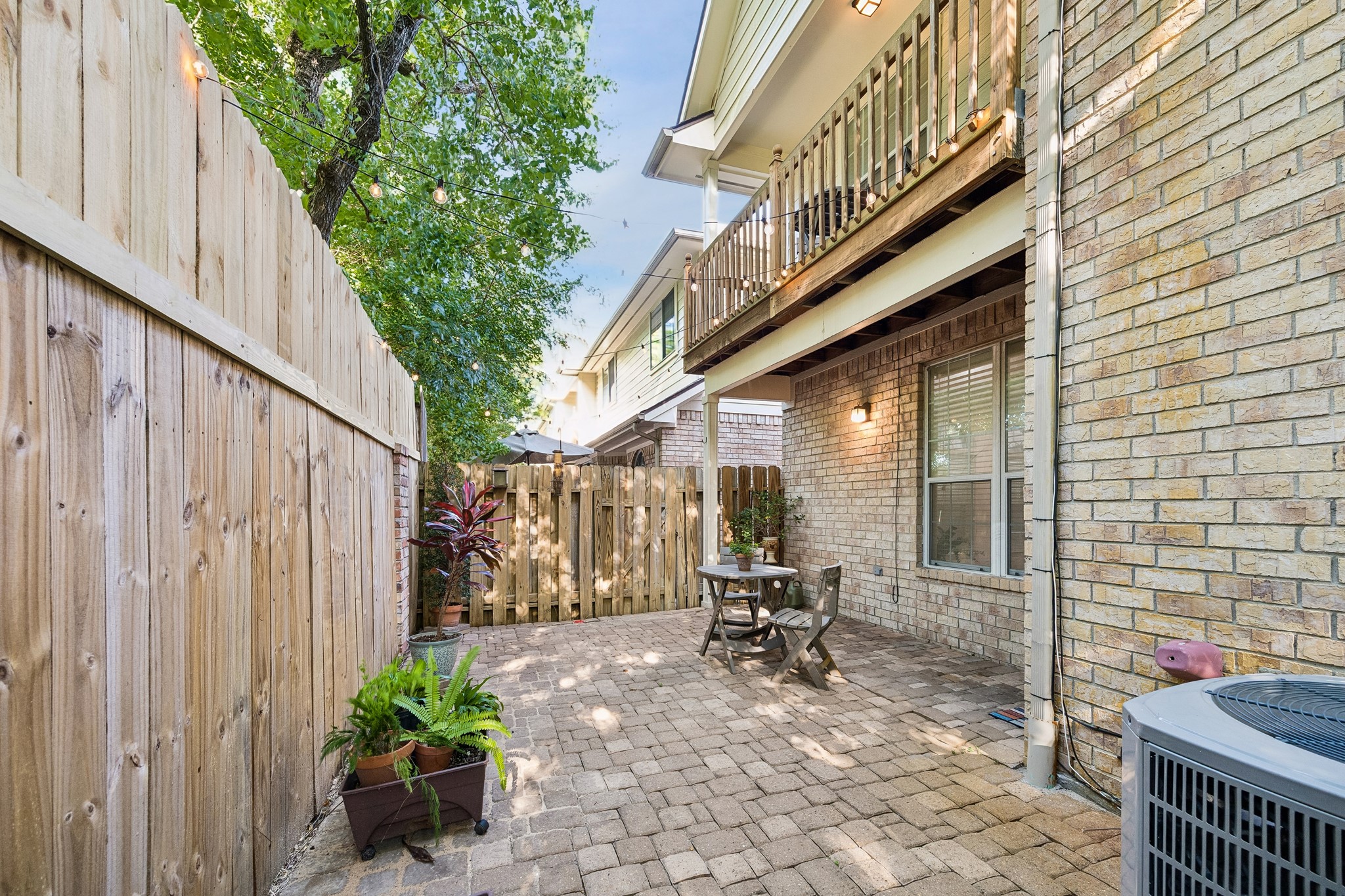 7618 North Linpar Court Houston, TX 77040 - Photo 26 of 34 A view from the private courtyard looking up the Balcony.