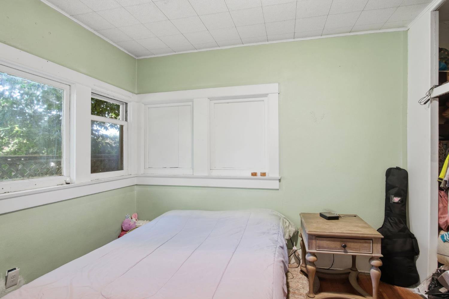 557 Florence Street Turlock, CA 95380 - Photo 18 of 36 a room with a window