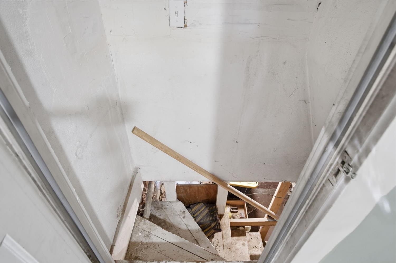 557 Florence Street Turlock, CA 95380 - Photo 20 of 36 a view of an entryway