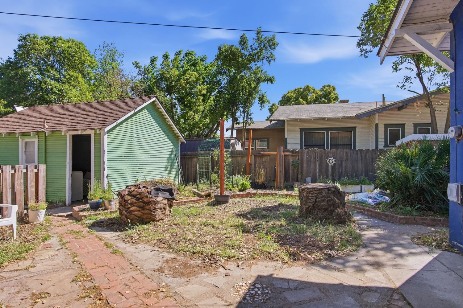 557 Florence Street Turlock, CA 95380 - Photo 26 of 36 a backyard of a house with seating space