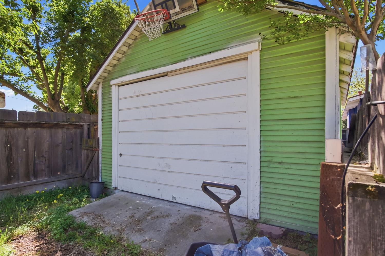 557 Florence Street Turlock, CA 95380 - Photo 27 of 36 a backyard of a house