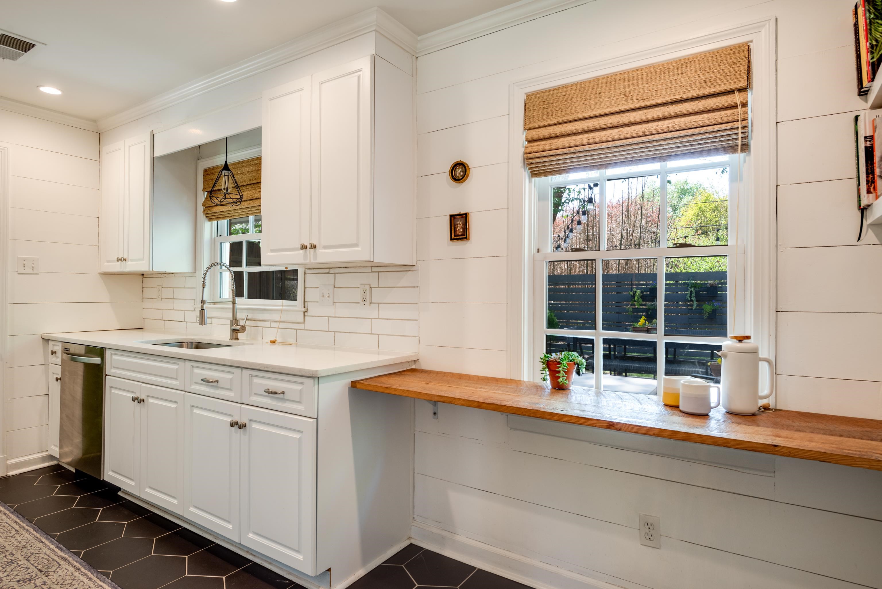 1089 West Perkins Road Memphis, TN 38117 - Photo 12 of 25 a kitchen with a sink and cabinets