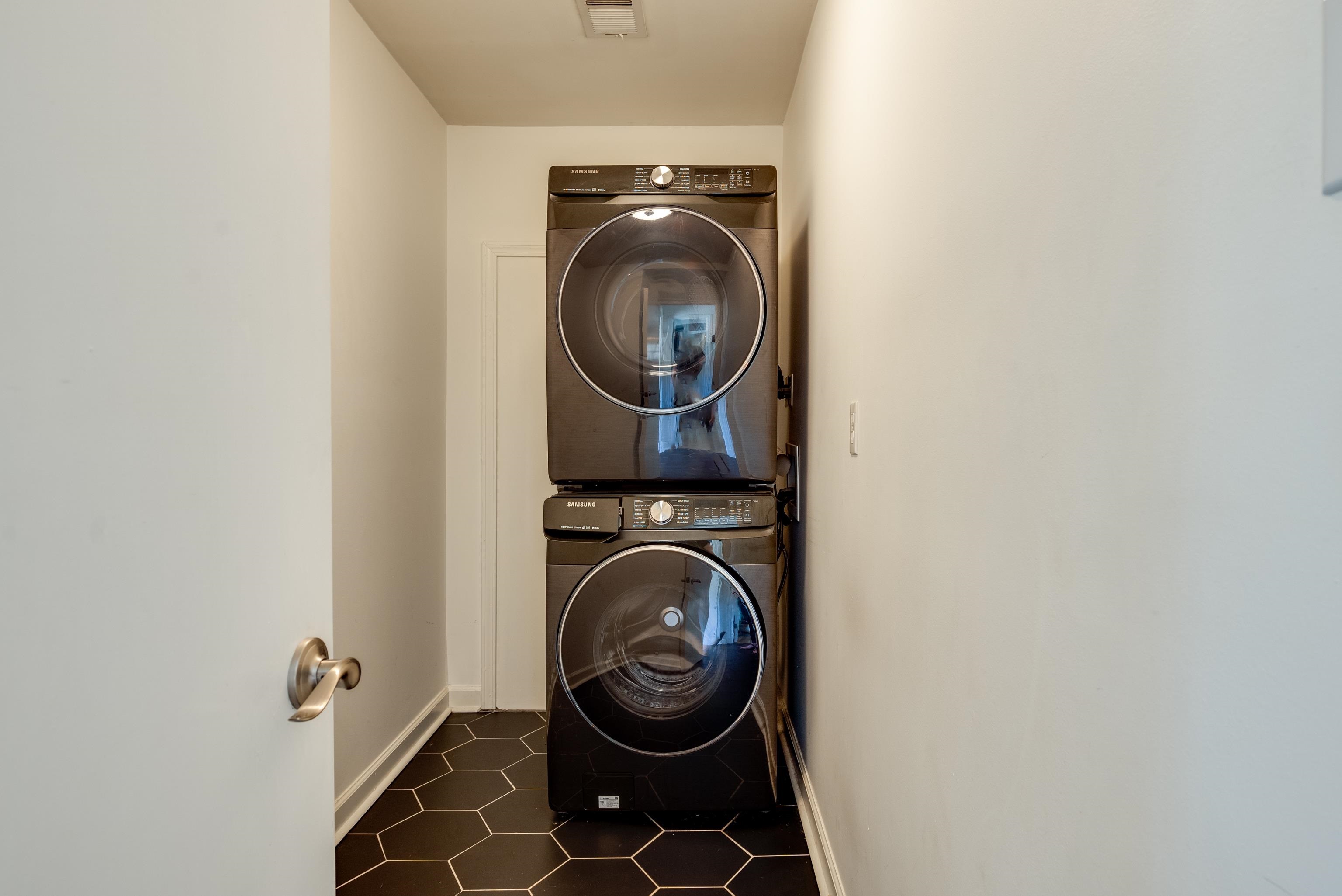 1089 West Perkins Road Memphis, TN 38117 - Photo 3 of 25 a view of washer and dryer