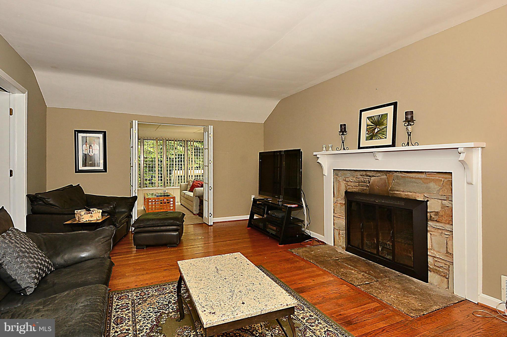511 Marshall Road Southwest Vienna, VA 22180 - Photo 9 of 30 Living Room