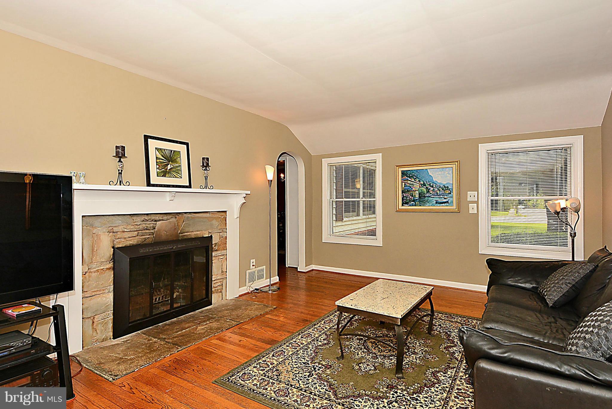 511 Marshall Road Southwest Vienna, VA 22180 - Photo 10 of 30 Living Room