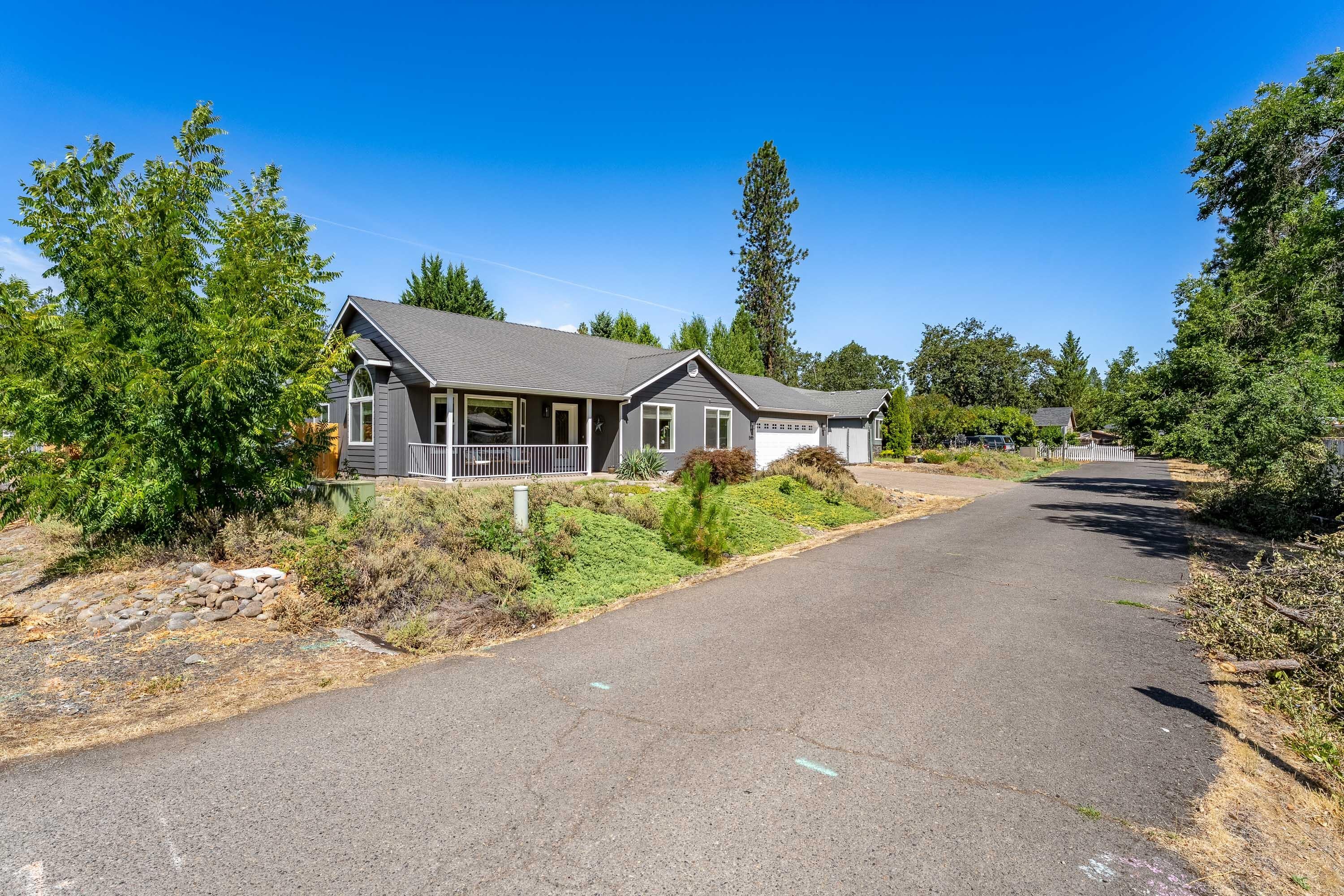 585 Alpine Street Shady Cove, OR 97539 - Photo 5 of 49 EXT (4 of 21)