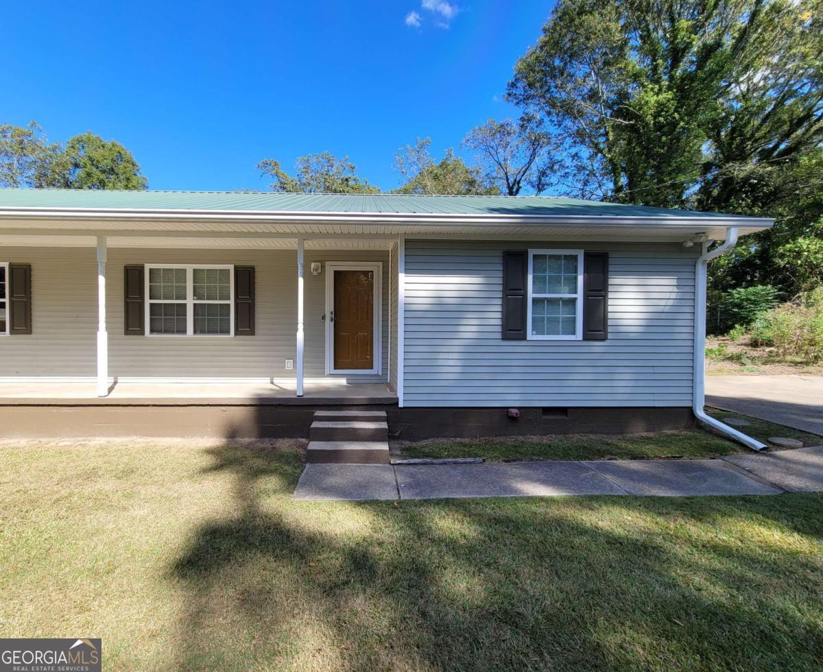 47 West New Street, Unit A Winder, GA 30680 - Photo 4 of 28 a front view of a house with a garden