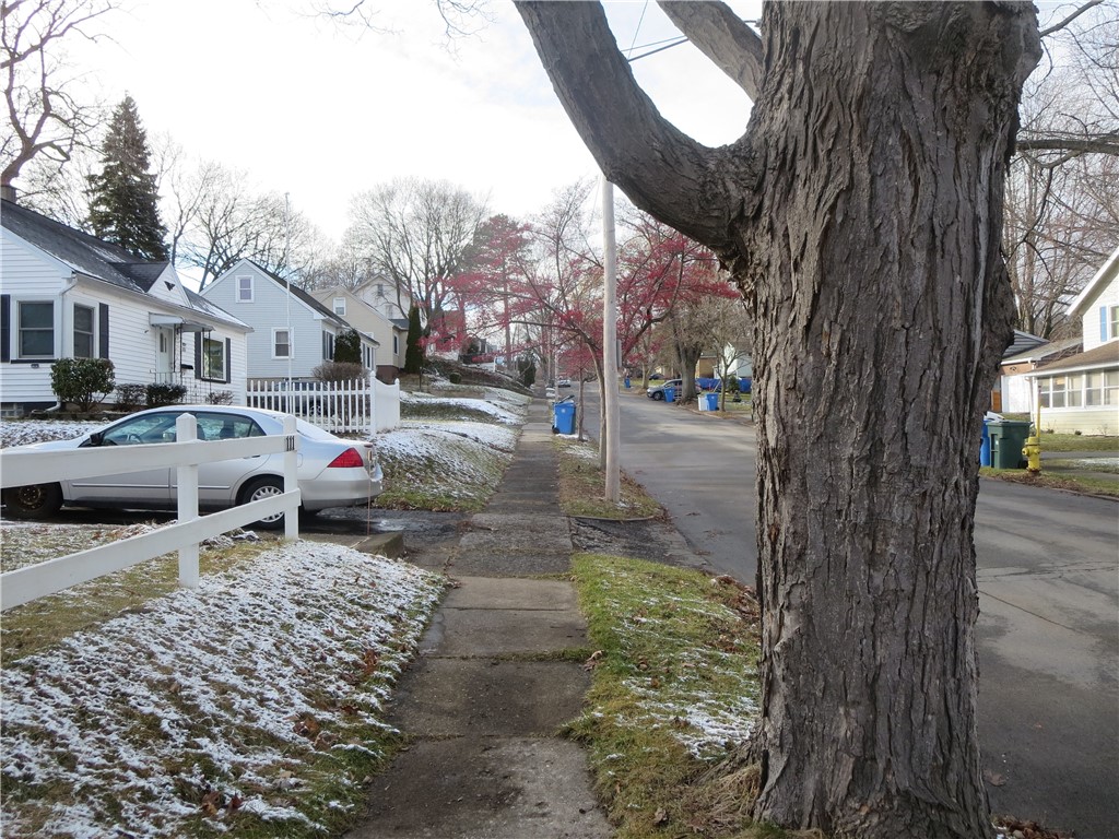 114 Holcroft Road Rochester, NY 14612 - Photo 4 of 42