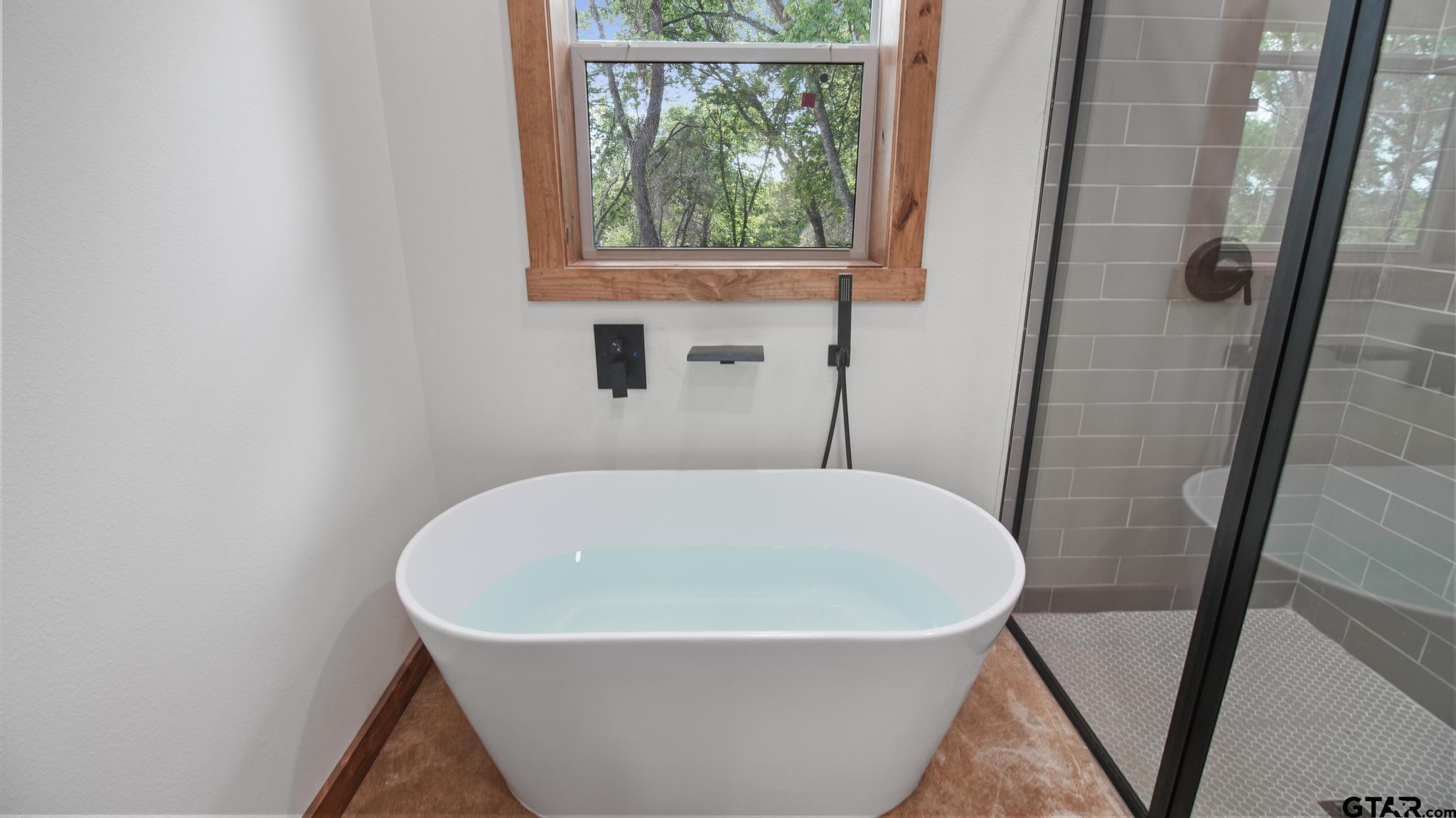 22522 Pine Street Flint, TX 75762 - Photo 17 of 39 a bathroom with a bathtub