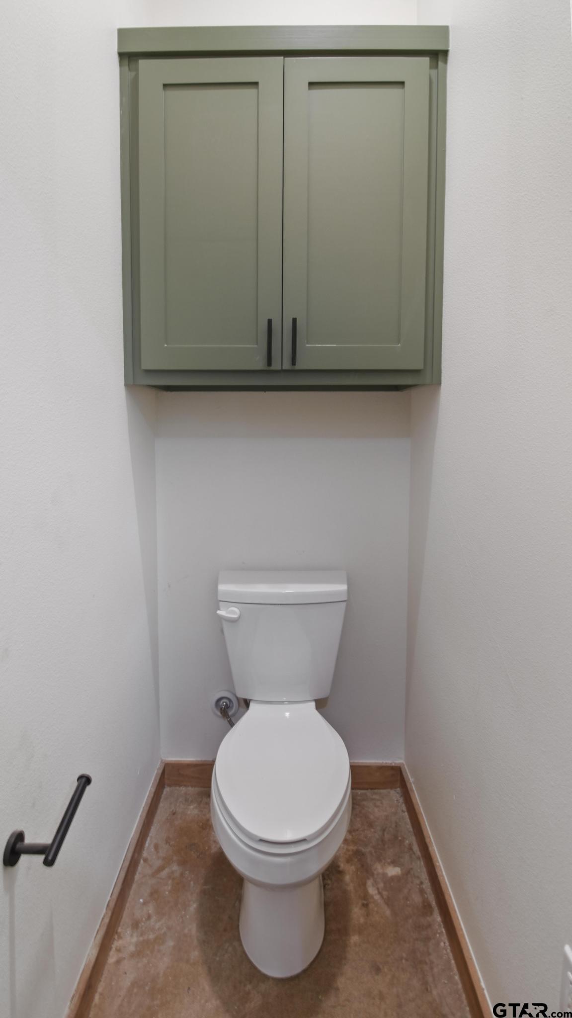 22522 Pine Street Flint, TX 75762 - Photo 20 of 39 a bathroom with a toilet