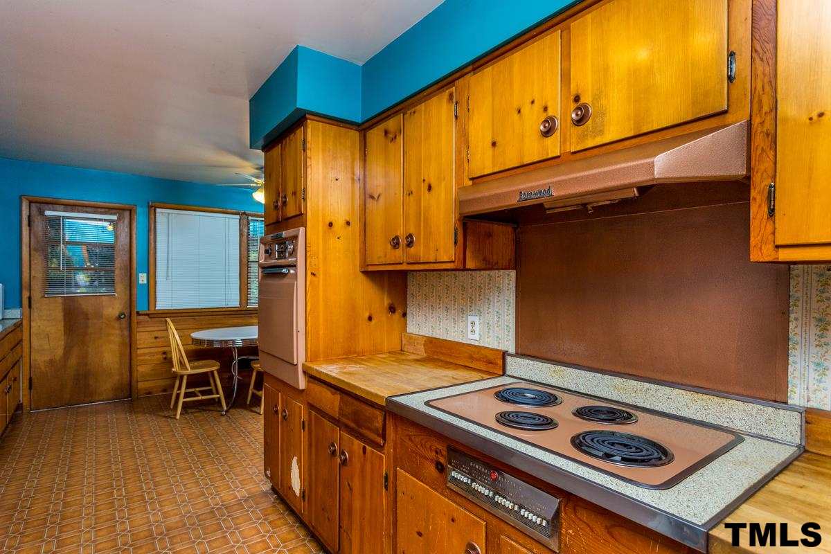 114 Longview Lake Drive Raleigh, NC 27610 - Photo 11 of 25 a kitchen with a stove and a table