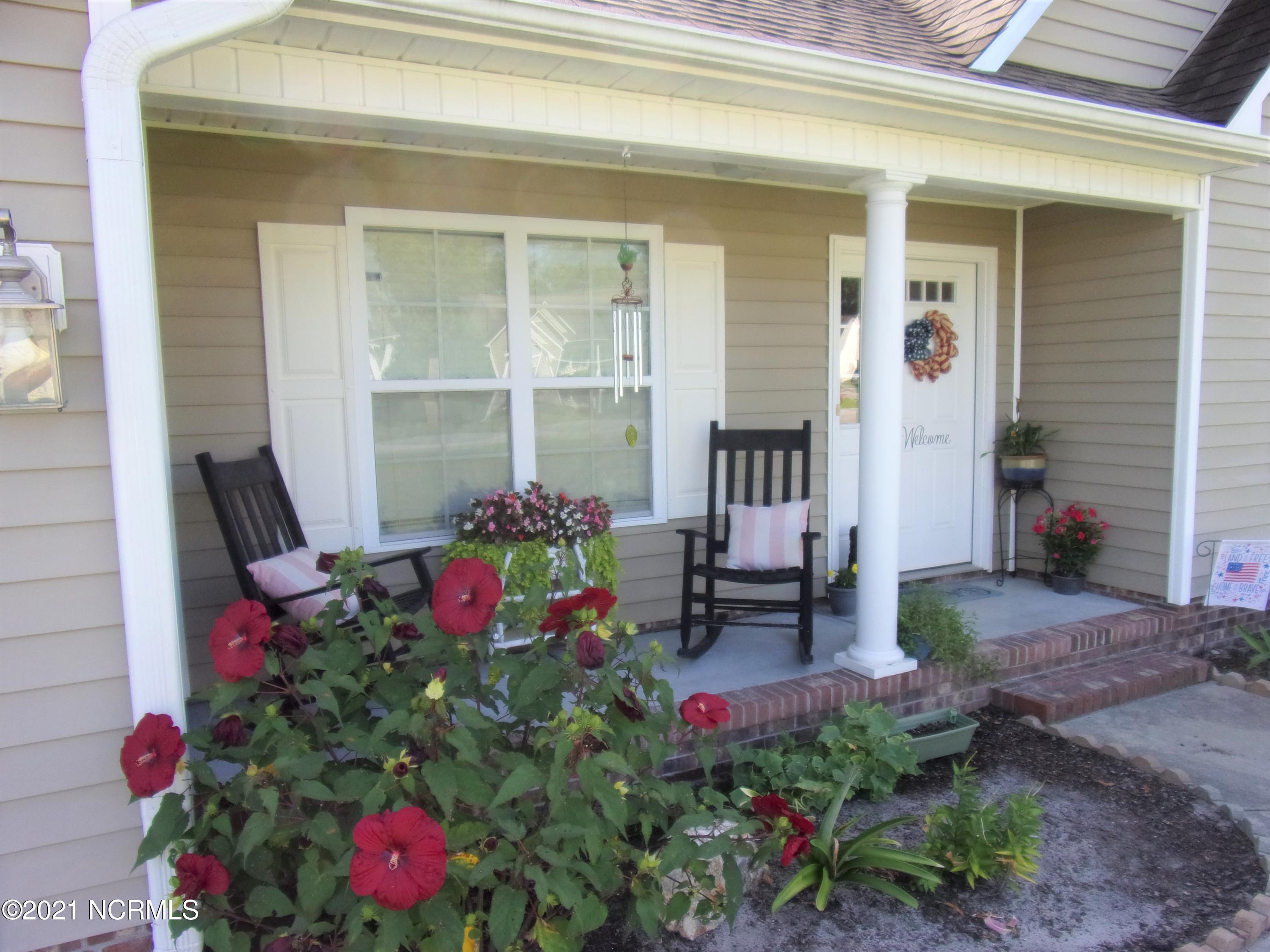 103 Pecan Ridge Drive New Bern, NC 28562 - Photo 3 of 32 Nice Front Porch