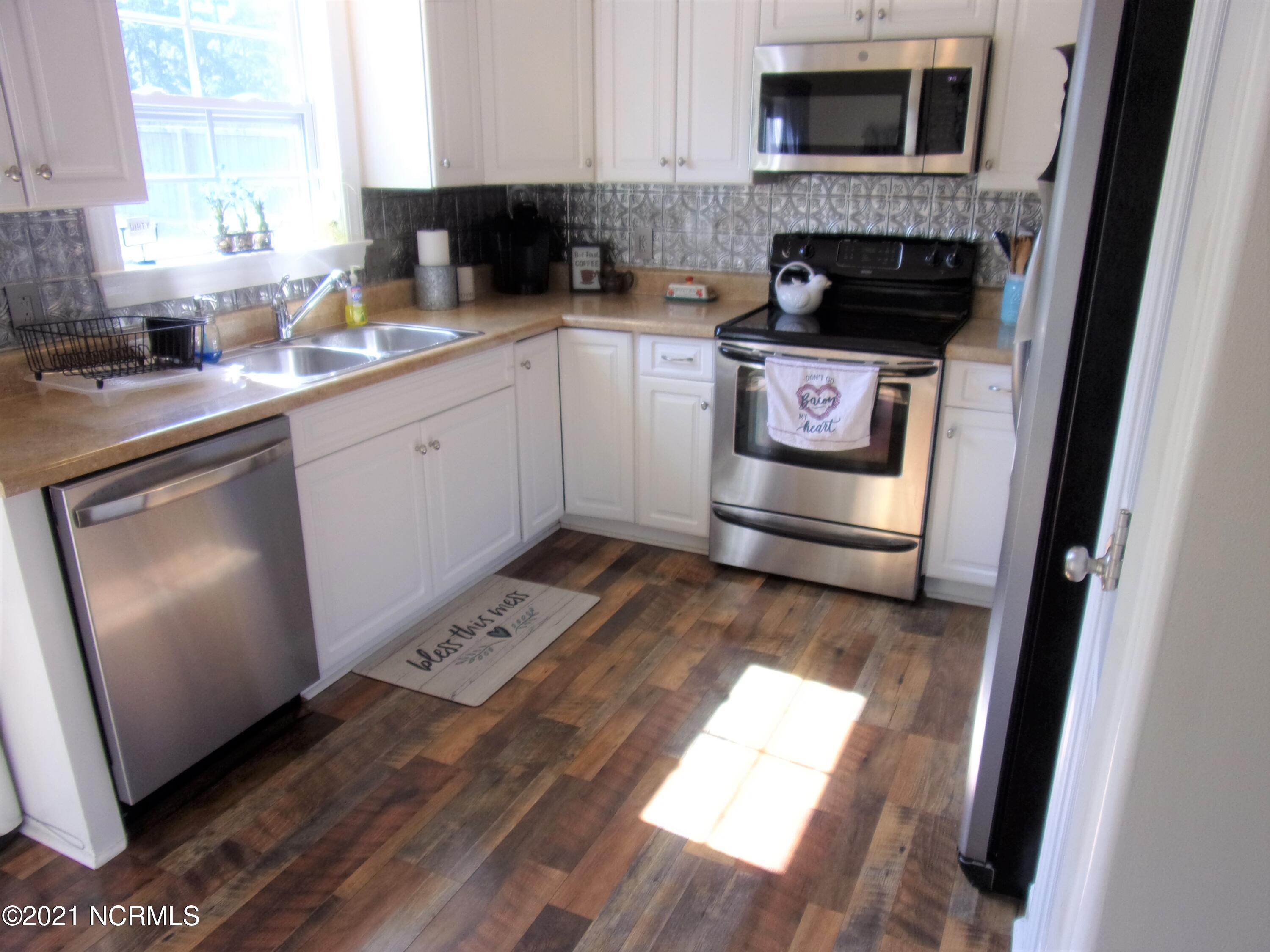 103 Pecan Ridge Drive New Bern, NC 28562 - Photo 9 of 32 Kitchen