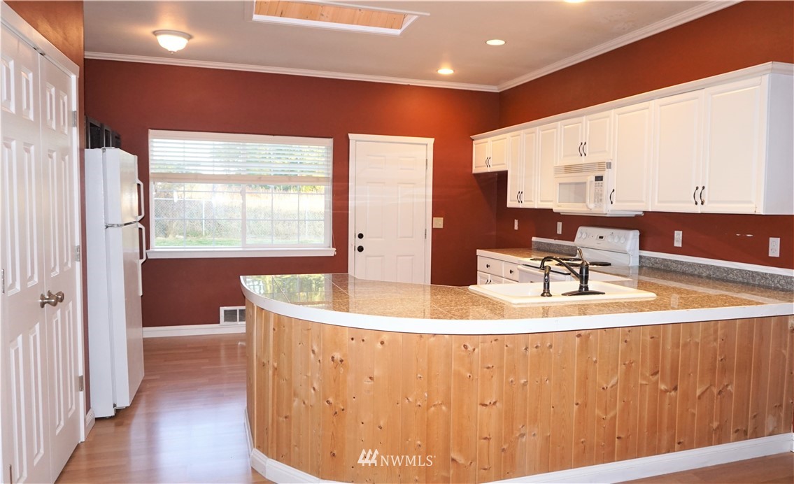 21 Mussel Beach Road Sequim, WA 98382 - Photo 4 of 23 Gallery Image 4