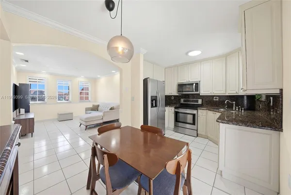 $2,300 | 6997 West 29th Avenue, Unit 202, Hialeah, FL 33018