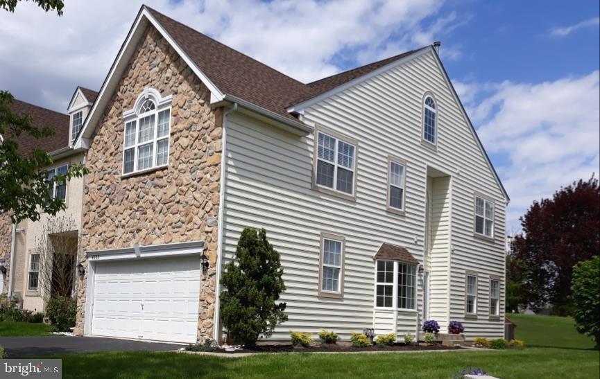 4633 Old Oak Road Doylestown, PA 18902 - Photo 2 of 21 Side View/Entrance