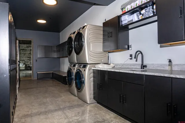 a view of entryway with a front door