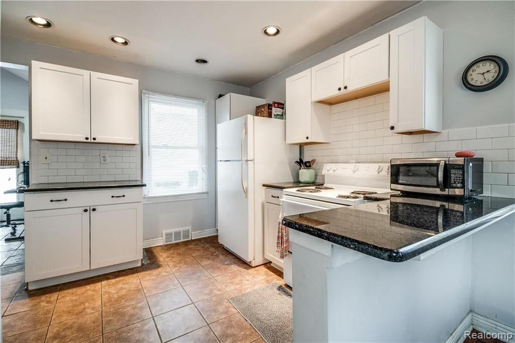3172 Warick Road Royal Oak, MI 48073 - Photo 14 of 21