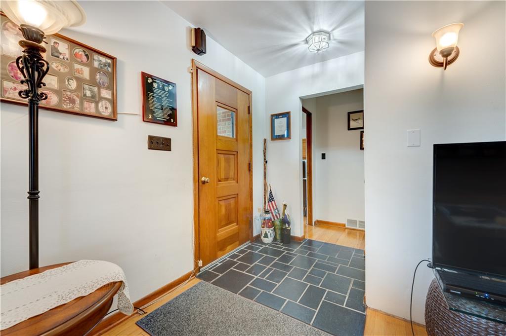 216 Crestview Road Pittsburgh, PA 15235 - Photo 9 of 14 Gallery Image 9