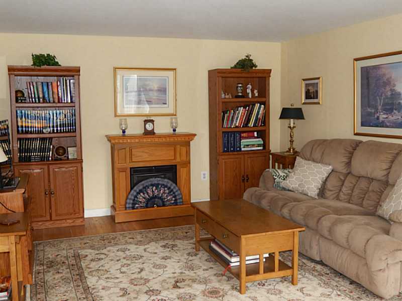 155 Grand View Road East Greenwich, RI 02818 - Photo 3 of 24 Living Room.