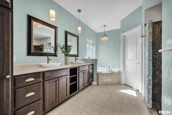 $474,900 | 34460 North Peoria Line Road, Farmington, IL 61531