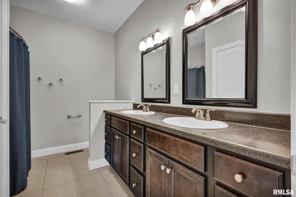 $474,900 | 34460 North Peoria Line Road, Farmington, IL 61531