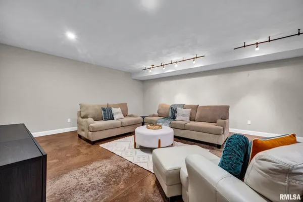 $474,900 | 34460 North Peoria Line Road, Farmington, IL 61531