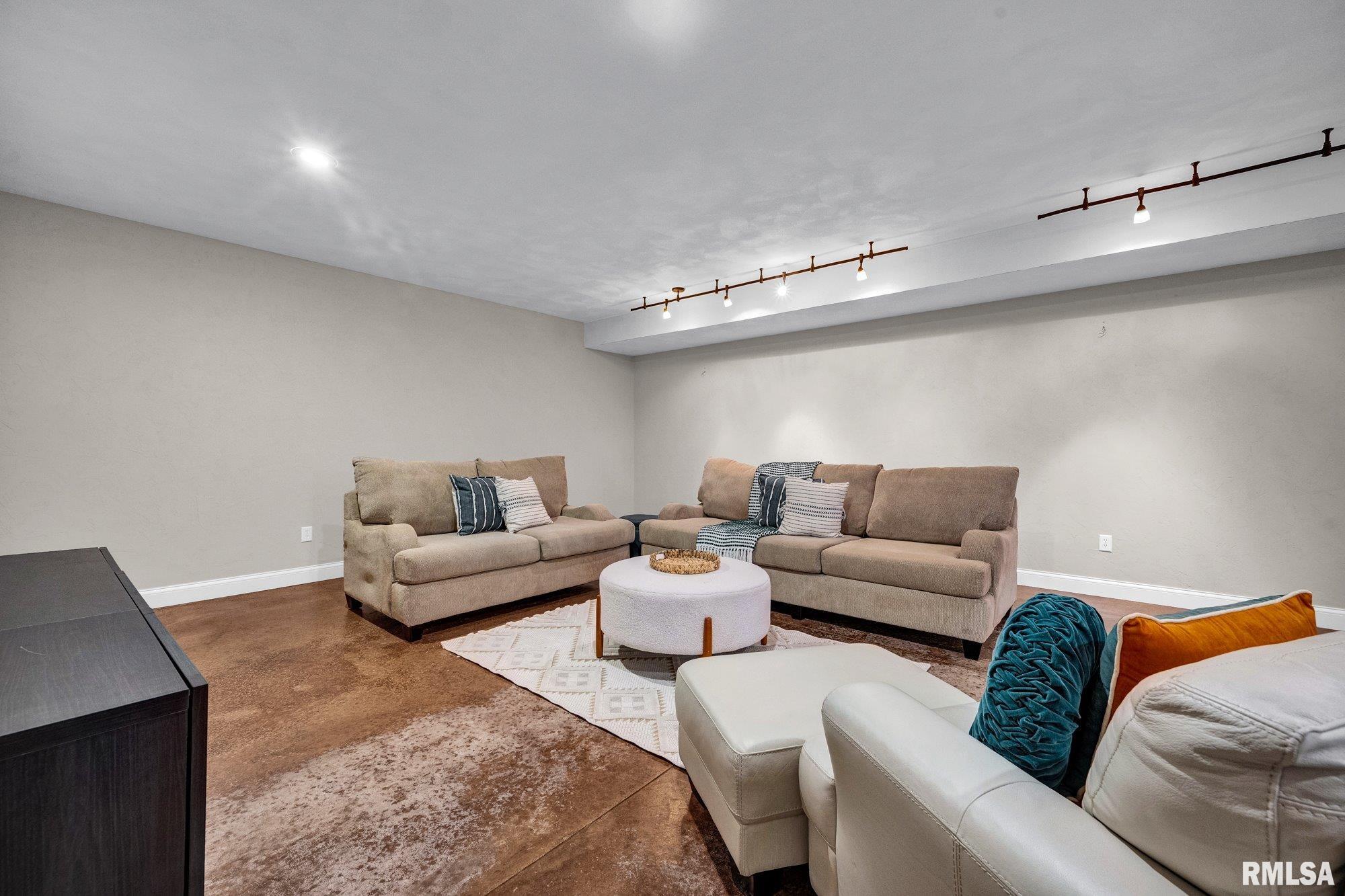 34460 North Peoria Line Road Farmington, IL 61531 - Photo 32 of 64