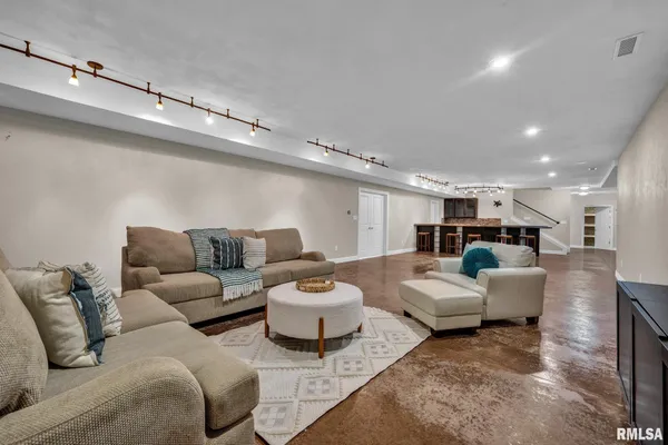 $474,900 | 34460 North Peoria Line Road, Farmington, IL 61531