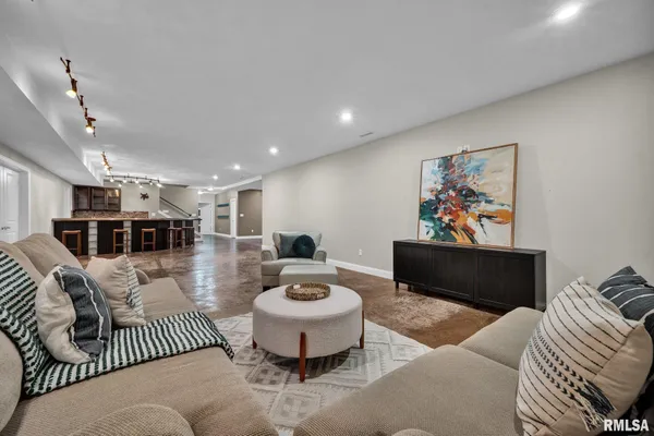 $474,900 | 34460 North Peoria Line Road, Farmington, IL 61531