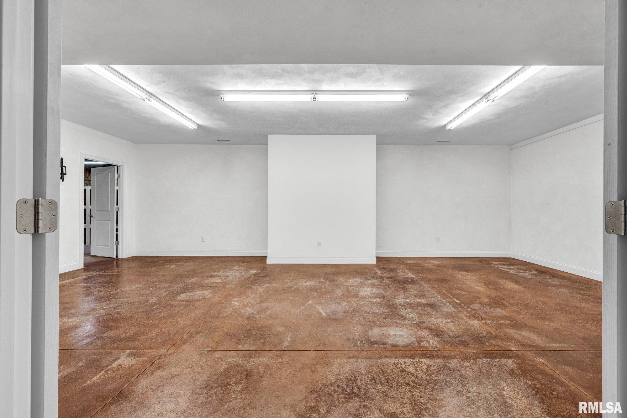 34460 North Peoria Line Road Farmington, IL 61531 - Photo 38 of 64