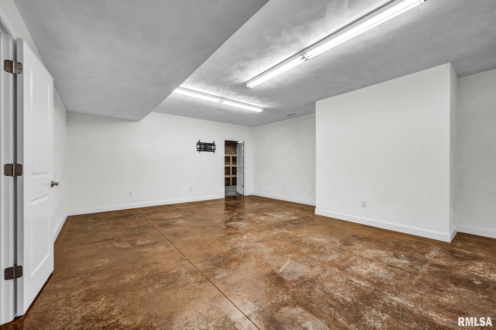 34460 North Peoria Line Road Farmington, IL 61531 - Photo 40 of 64