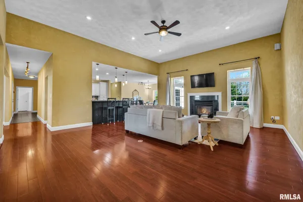 $474,900 | 34460 North Peoria Line Road, Farmington, IL 61531