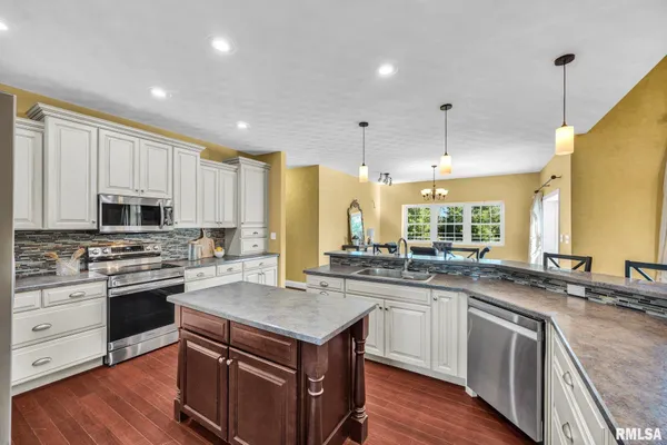 $474,900 | 34460 North Peoria Line Road, Farmington, IL 61531