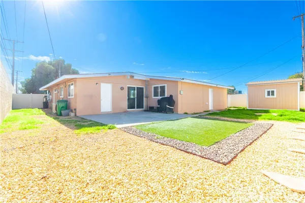 a front view of house with yard and garage
