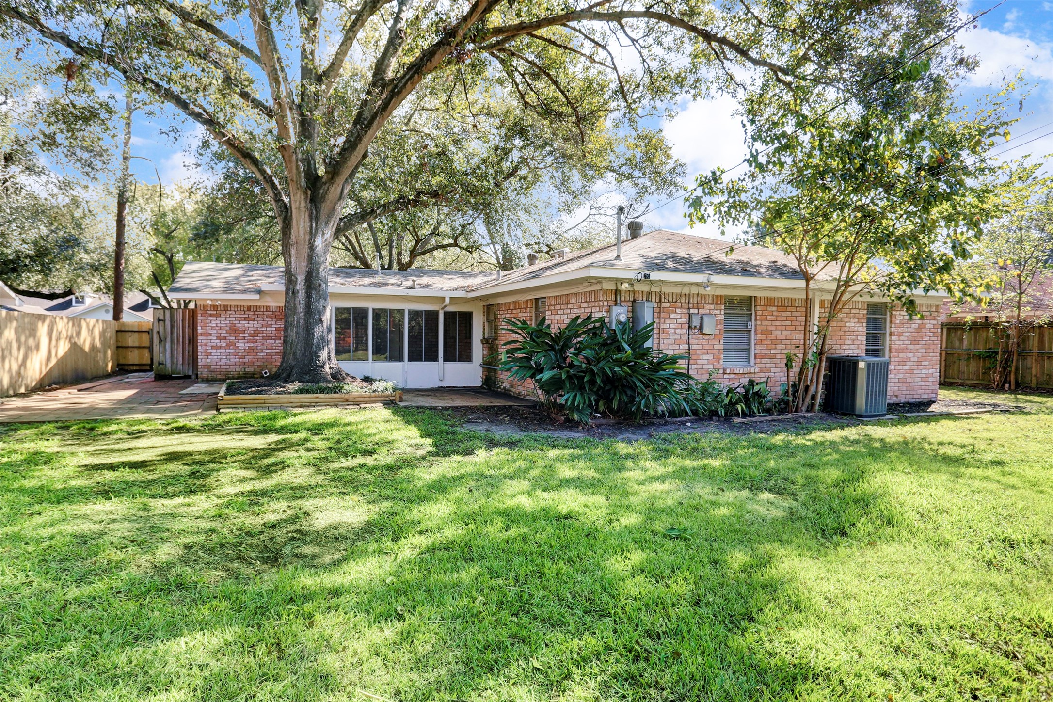 3611 Galway Lane Houston, TX 77080 - Photo 14 of 16 a front view of house with yard and green space