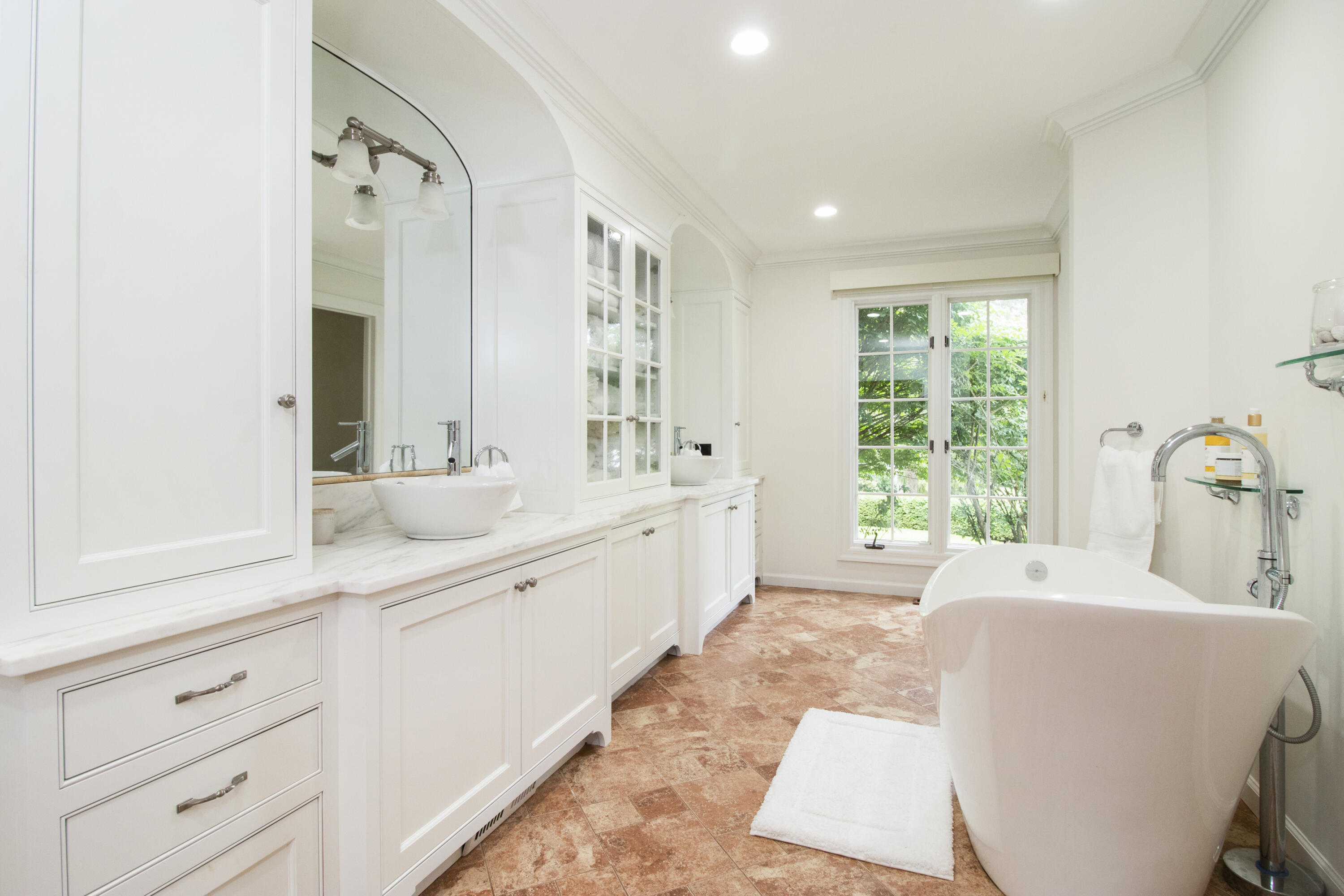 40 Pear Tree Point Road Darien, CT 06820 - Photo 35 of 50 a large bathroom with a double vanity sink a mirror and a bathtub