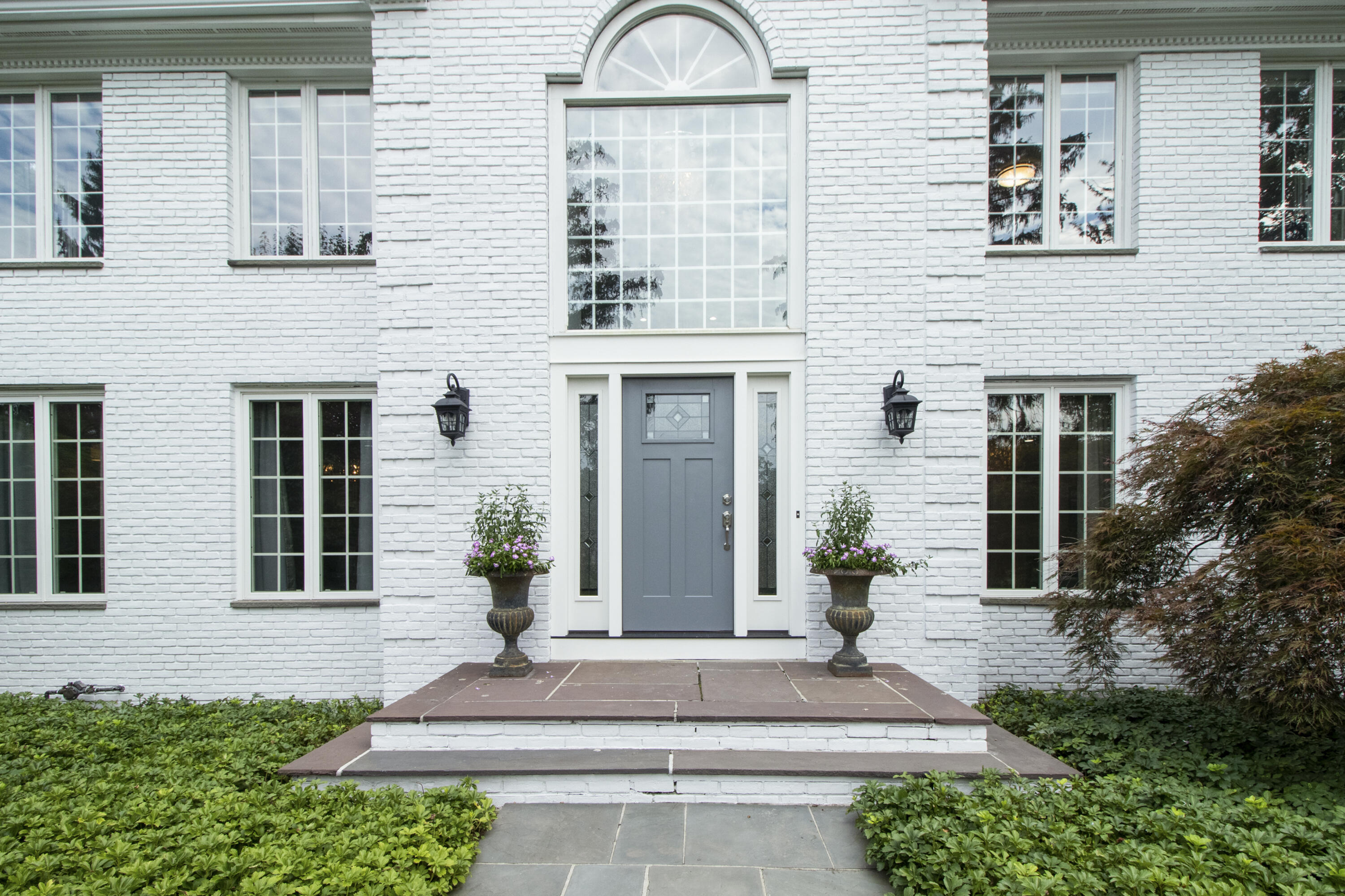 40 Pear Tree Point Road Darien, CT 06820 - Photo 6 of 50 a front view of a house with a garden