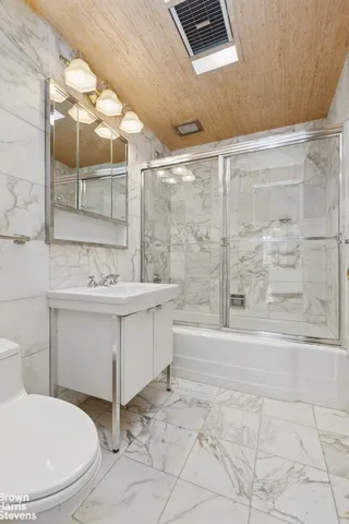 $1,950,000 | 860 United Nations Plaza, Unit 15E | Midtown East