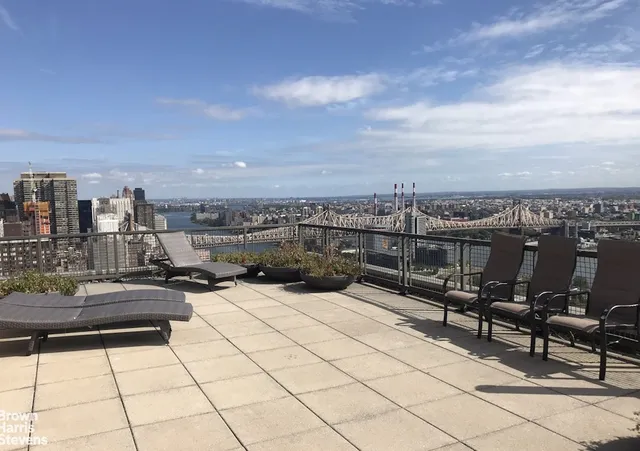 $1,950,000 | 860 United Nations Plaza, Unit 15E | Midtown East