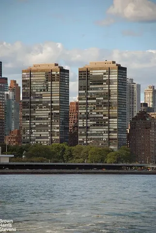 $1,950,000 | 860 United Nations Plaza, Unit 15E | Midtown East