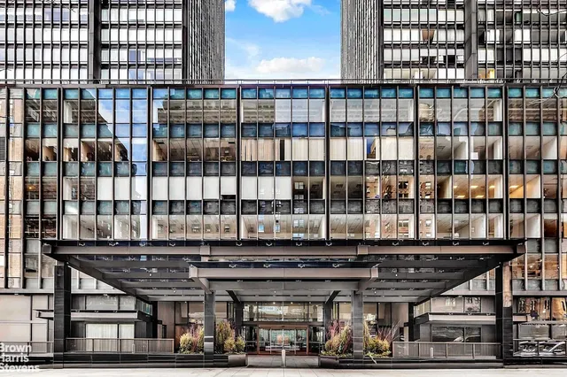 $1,950,000 | 860 United Nations Plaza, Unit 15E | Midtown East