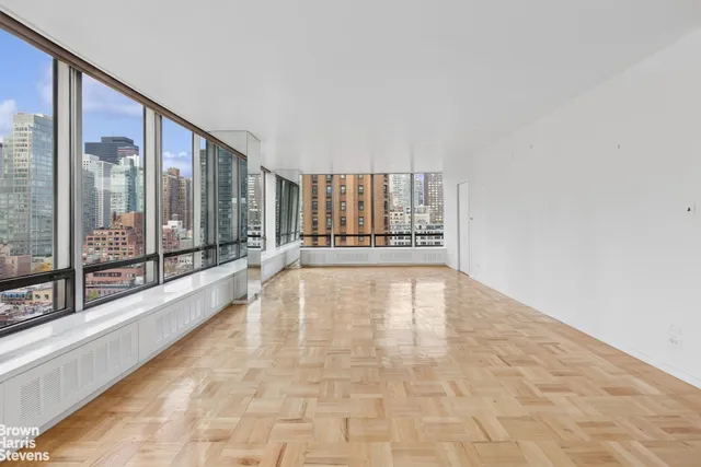 $1,950,000 | 860 United Nations Plaza, Unit 15E | Midtown East