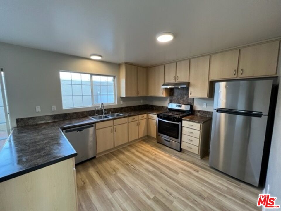 19142 Haynes Street, Unit 3 Reseda, CA 91335 - Photo 5 of 24