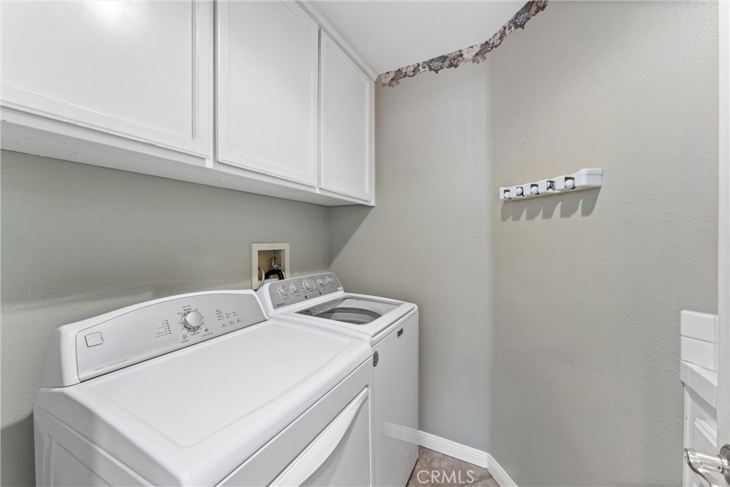 4150 San Ramon Drive Corona, CA 92882 - Photo 22 of 30 a utility room with dryer and washer