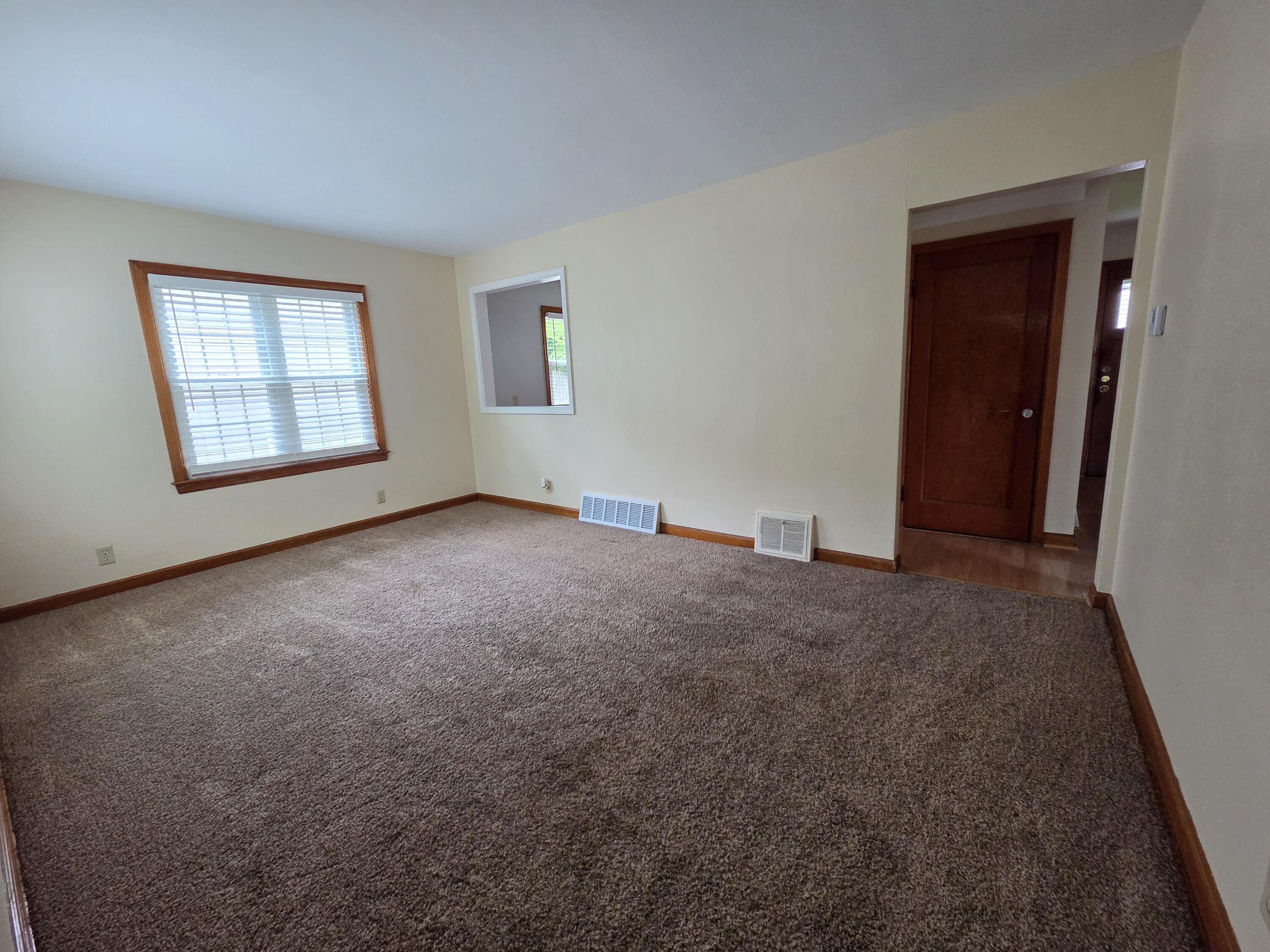 3265 South Burrell Street Milwaukee, WI 53207 - Photo 5 of 39 Living Room